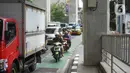 Kendaraan melintasi jalur sepeda di Jalan Fatmawati Raya, Jakarta Selatan, Kamis (21/11/2019). Pemprov DKI menerapkan tilang kepada para penerobos jalur sepeda setelah uji coba selama beberapa bulan. (Liputan6.com/Immanuel Antonius)