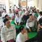 Warga NU dari  Banyuwangi singgah di salah satu masjid di kawasan Kecamatn Candi, Sidoarjo yang merupakan posko yang didirian warga untuk menyambut peserta puncak 1 Abad Harla NU (Hermawan Arifianto/Liputan6.com)