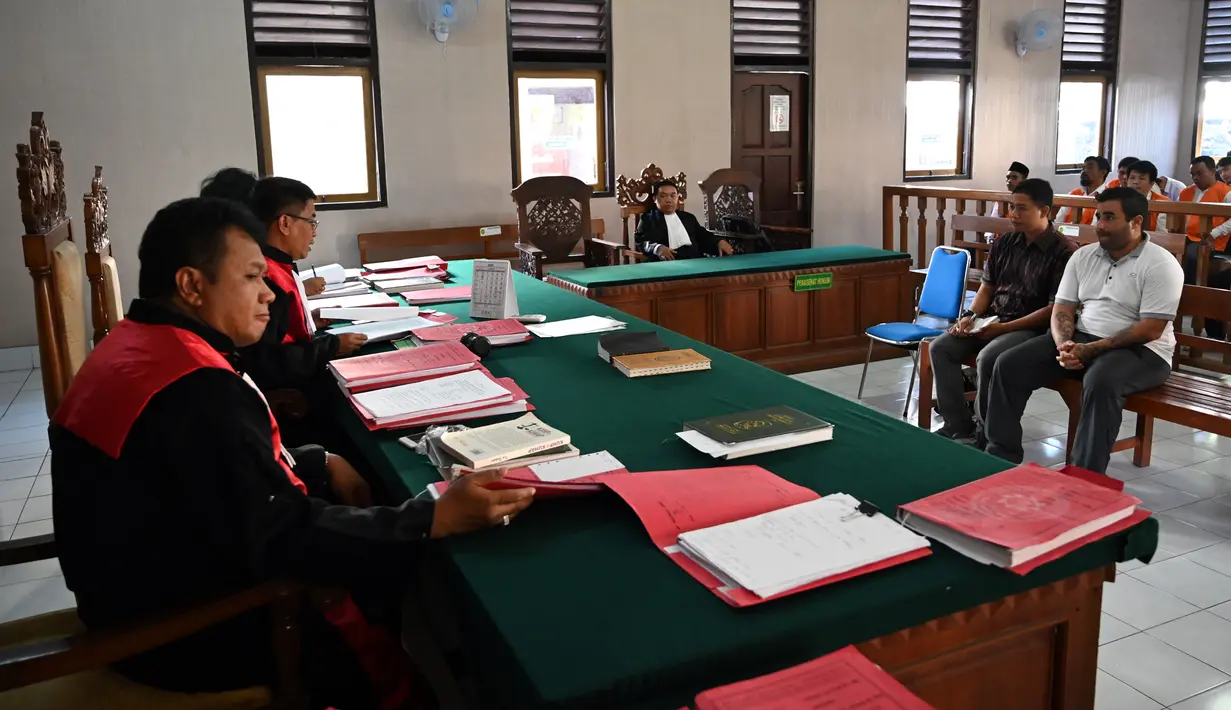 Warga Negara (WN) Amerika, Ian Andrew Hernandez (kanan) menjalani sidang pembacaan vonis di Pengadilan Negeri (PN) Denpasar, Bali, Senin (13/1/2020). Hakim memvonis Hernandez hukuman sembilan tahun dan empat bulan penjara karena berjualan narkoba sambil wisata di Bali. (SONNY TUMBELAKA/AFP)