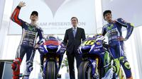 Pembalap MotoGP  Yamaha, Jorge Lorenzo (kiri) dan Valentino Rossi (kanan) didampingi Team Manager Lin Jarvis berpose pada acara peluncuran motor terbaru seri Yamaha YZR-M1 untuk MotoGP 2016 di Barcelona, Spanyol, Senin (18/1).   (REUTERS / Albert Gea)