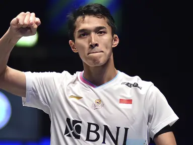 Jonatan Christie alias Jojo sukses menyusul rekannya, Anthony Sinisuka Ginting melaju ke partai puncak All England 2024. Kepastian All Indonesian final di sektor tunggal putra didapat setelah Jonatan Christie mampu mengalahkan tunggal putra India, Lakshya Sen di semifinal kedua dengan rubber game 21-12, 10-21 dan 21-15 dalam laga yang berlangsung di Utilita Arena, Birmingham, Inggris, Sabtu (16/3/2024) malam WIB. (AP Photo/Rui Vieira)