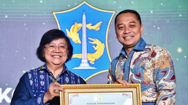 Menteri Lingkungan Hidup dan Kehutanan (LHK), Siti Nurbaya memberikan penganugerahaan Nirwasita Tantra kepada Kota Surabaya