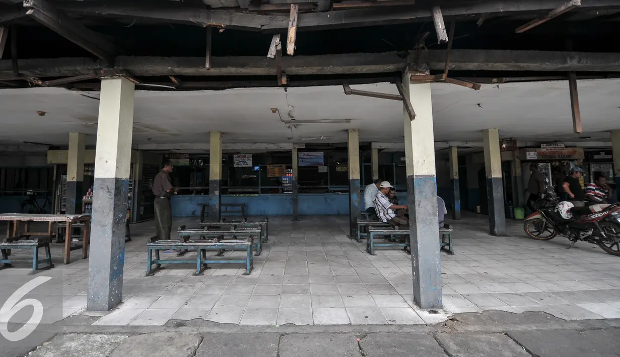 Terminal Pulogadung mulai sepi dari calon penumpang yang akan ke luar kota, Jakarta, (19/7). Dinas Perhubungan dan Transportasi DKI, mengultimatum agar PO Bus AKAP di Terminal Pulogadung untuk pindah ke Terminal Pulogebang. (Liputan6.com/Yoppy Renato)