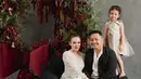 Rianti Cartwright tampil elegen dengan dress putih simpel dan rambut disanggul. Sementara sang suami gagah dengan setelah jas. Dalam momen ini buah hatinya tak kalah mencuri perhatian karena mengenakan dress sleveless selutut. Usianya telah menginjak 4 tahun, senyuman manis yang dipancarkan membuat tak sedikit netizen gemas dengan anak semata wayang Rianti ini. (Liputan6.com/IG/@riantic)