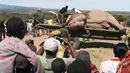 Warga mengabadikan momen ketika petugas Kenya Wildlife Service (KWS) merelokasi puluhan gajah di Lamuria, Nyeri, Kenya, Rabu (21/2). (AFP PHOTO/SIMON MAINA)