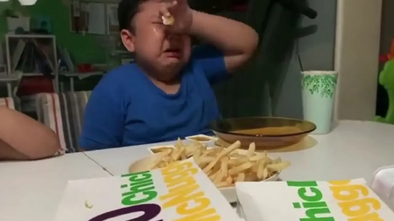 bocah nangis makan McD