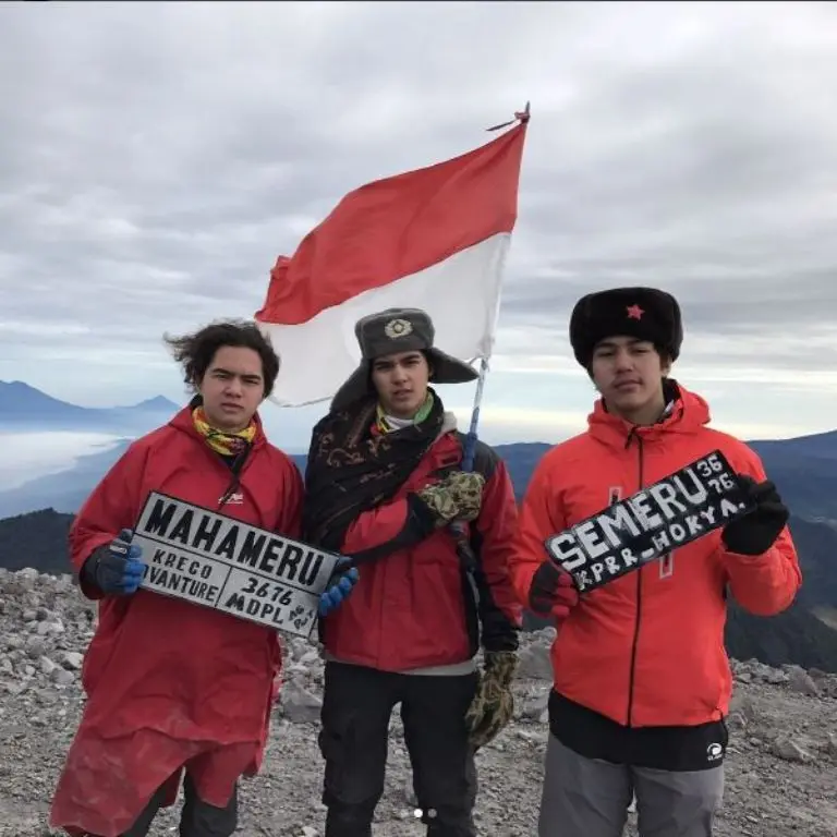 Al Ghazali berhasil sampai ke puncak Mahameru bersama kedua adiknya (Foto: Instagram)