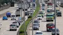 Sejumlah kendaraan melaju di ruas Tol Jakarta Outer Ring Road (JORR), Jakarta, Rabu (21/2).Pengintegrasian empat ruas Tol JORR dilakukan untuk mengurangi kepadatan lalu lintas. (Liputan6.com/Angga Yuniar)