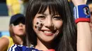  Senyum manis fans Jepang saat menunggu pertandingan antara jepang vs Kolombia di Pantanal Arena pada 24 Juni 2014 ( AFP PHOTO/LUIS ACOSTA)