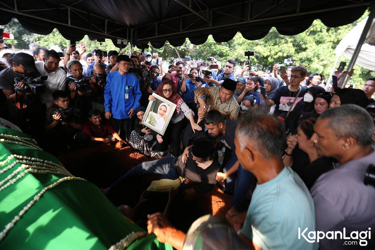9 Potret Ikang Fawzi di Pemakaman Marissa Haque, Lantunkan Azan dalam Liang Lahad