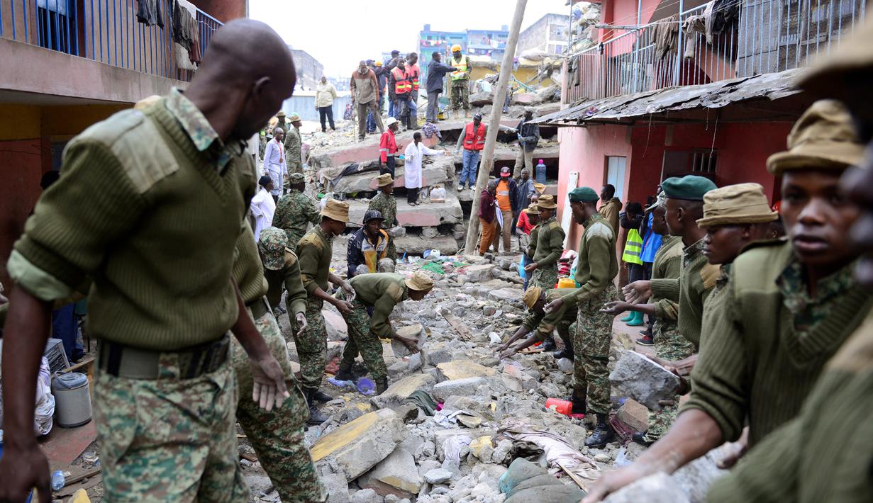 Petugas saat mencari korban yang terperangkap dalam reruntuhan bangunan yang ambruk di Nairobi, Kenya (30/4).Bangunan tersebut ambruk akibat hujan dan banjir yang menerpa kawasan Nairobi.( REUTERS/Harman Kariuki)