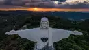 Pemandangan patung Christ the Protector (Kristus Sang Penjaga) yang sedang dibangun di Encantado, negara bagian Rio Grande do Sul, Brasil, pada 29 Oktober 2021. Patung itu akan lebih besar dari Christ the Redeemer milik Rio de Janeiro dan menjadi tertinggi ketiga di dunia. (SILVIO AVILA / AFP)