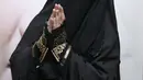 Umi Pipik berpose mengenakan baju gamis dan bercadar hitam saat menghadiri pemutaran film Surga Pun Ikut Menangis di Pondok Indah Mall, Jakarta (24/10). Film tersebut menjadi film terakhir Umi Pipik yang dibintaginya. (Liputan6.com/Herman Zakharia)