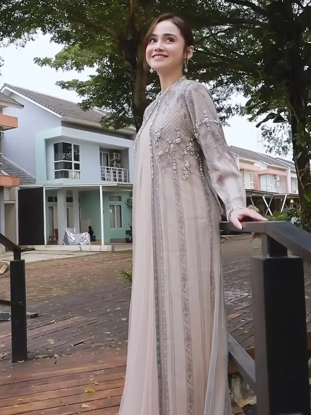 Syifa Hadju Tampil dengan Busana Muslim Brand Lokal model dress dipadu outer. [@javina_official]