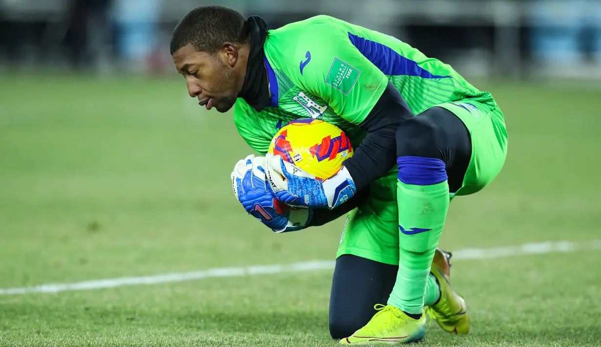 Masing-masing adalah kiper Honduras Luis 'Bobo' Lopez yang diganti pada babak pertama, masih terus membutuhkan perawatan di akhir pertandingan. Sedangkan rekannya, Romell Quito, juga merasa tidak nyaman meskipun kondisinya tidak terlalu parah.  (Getty Images via AFP/David Berding)