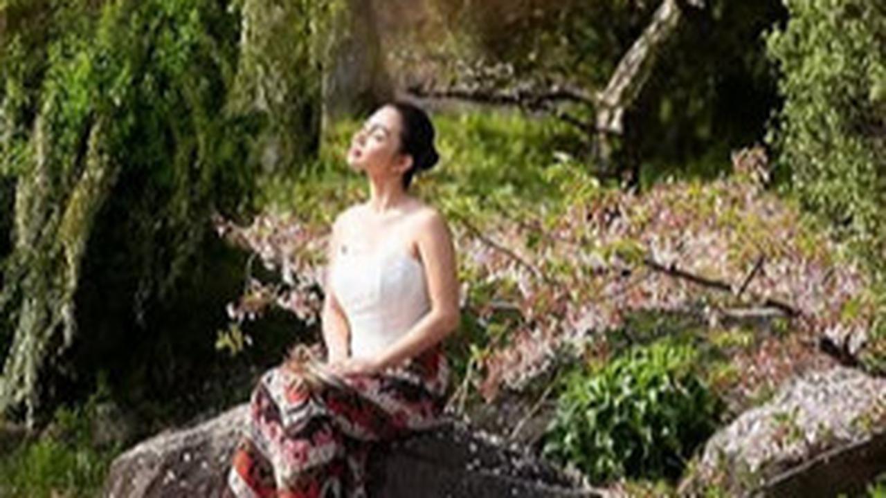Ariel Tatum Pemotretan Pakai Kain Batik Berlatar Sakura di Jepang, Pancarkan Kecantikan Wanita Indonesia