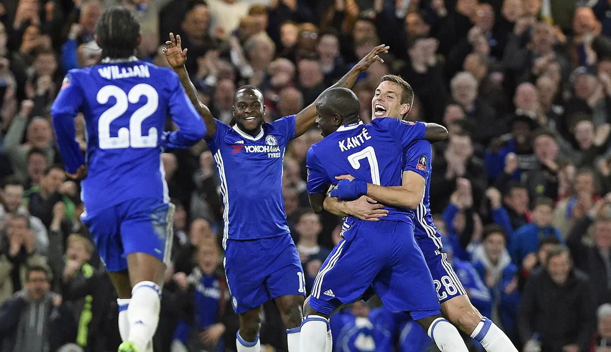 Para pemain Chelsea merayakan gol yang dicetak N'Golo Kante ke gawang Manchester United pada laga perempat final Piala FA di Stadion Stamford Bridge, Inggris, Senin (13/3/2017). Chelsea menang 1-0 atas Manchester United. (EPA/Gerry Penny)