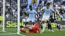 Pemain Lazio, Matias Vecino (5) mencetak gol penyeimbang 1-1 ke gawang Juventus dalam laga lanjutan Liga Italia 2024/2025 di Olympic Stadium, Roma, Italia, Sabtu (10/05/2025) waktu setempat. (AP Photo/LaPresse/Fabrizio Corradetti)