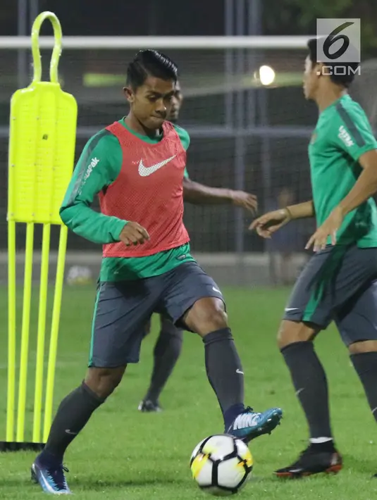 Pemain Timnas Indonesia U-23, Febri Haryadi saat latihan di Lapangan B Kompleks GBK, Jakarta, Rabu (30/5). Timnas Indonesia U-23 akan melakoni uji coba melawan Thailand U-23, 31 Mei dan 3 Juni. (Liputan6.com/Helmi Fithriansyah)