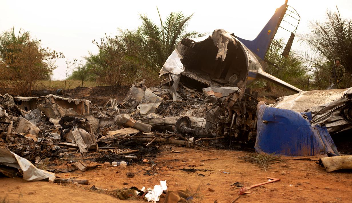 Puing pesawat penumpang Douglas DC-3 yang jatuh di provinsi dataran Kolombia, Meta, San Martin, Kolombia (9/3). Sebanyak 12 penumpang di dalamnya tewas termasuk seorang walikota beserta keluarganya. (Reuters/Santiago Molina)