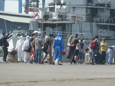 Pekerja migran Indonesia yang didominasi warga negara asing tiba di Dermaga JICT Pelabuhan Tanjung Priok, Jakarta,  dengan menggunakan kapal MV Costa Mediterania pada Selasa (6/10/2020). Dari total 99 orang yang tiba, 82 di antaranya adalah WNA dari delapan negara. (merdeka.com/Imam Buhori)