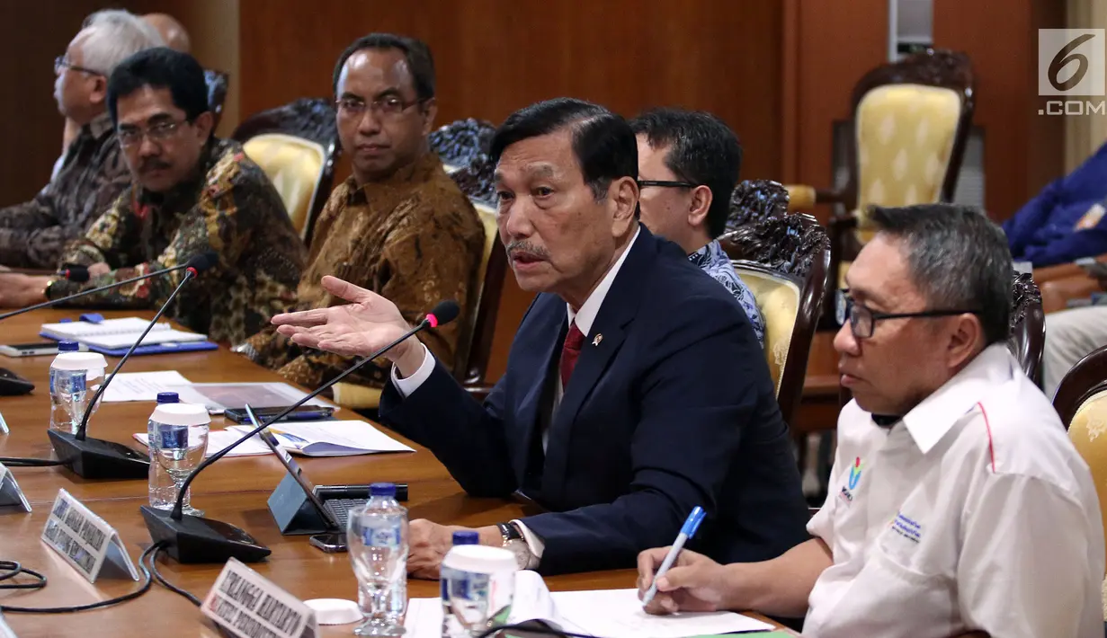 Menko Bidang Kemaritiman Luhut Binsar Panjaitan memberi paparan terntang kendaraan listrik nasional di Gedung DPR, Jakarta, Kamis (29/11). Pemanfaatan listrik diharapkan bisa digunakan untuk moda transportasi kendaraan. (Liputan6.com/JohanTallo)