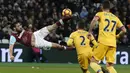 Striker West Ham, Andy Caroll, melakukan tendangan gunting saat membobol gawang Crystal Palace pada laga Liga Inggris di Stadion London, Inggris, Sabtu (14/1/2017). (AFP/Ian Kington)