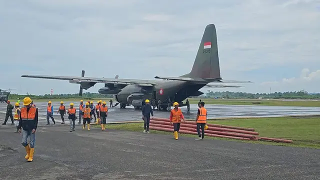 Para petugas PLN bersama personel TNI saat akan memasukkan material perbaikan