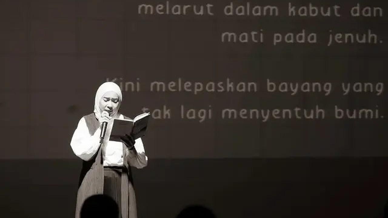 Potret 7 Artis Baca Puisi di Peluncuran Buku Natasha Rizky, Desta Sampai Menangis