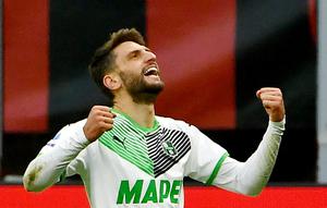 Domenico Berardi - Pemain yang berposisi sebagai penyerang ini pernah mencetak empat gol atau quattrick dalam satu laga. Kala itu pria berusia 27 tahun ini sukses membawa Sassuolo mengalahkan AC Milan 4-3 dalam pertandingan Seri A Liga Italia musim 2013-2014. (AFP/Isabella Bonotto)