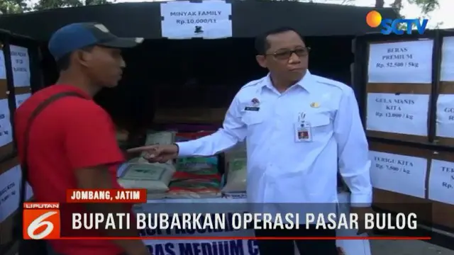 Pejabat Bupati Jombang Setiajit, melakukan sidk menegur petugas bulog yang sedang menggelar operasi pasar di depan Pasar Pon Kota Jombang, Jawa Timur. Bupati kecewa lantaran harga yang ditetapkan bulog ternyata lebih tinggi dari harga pasar.