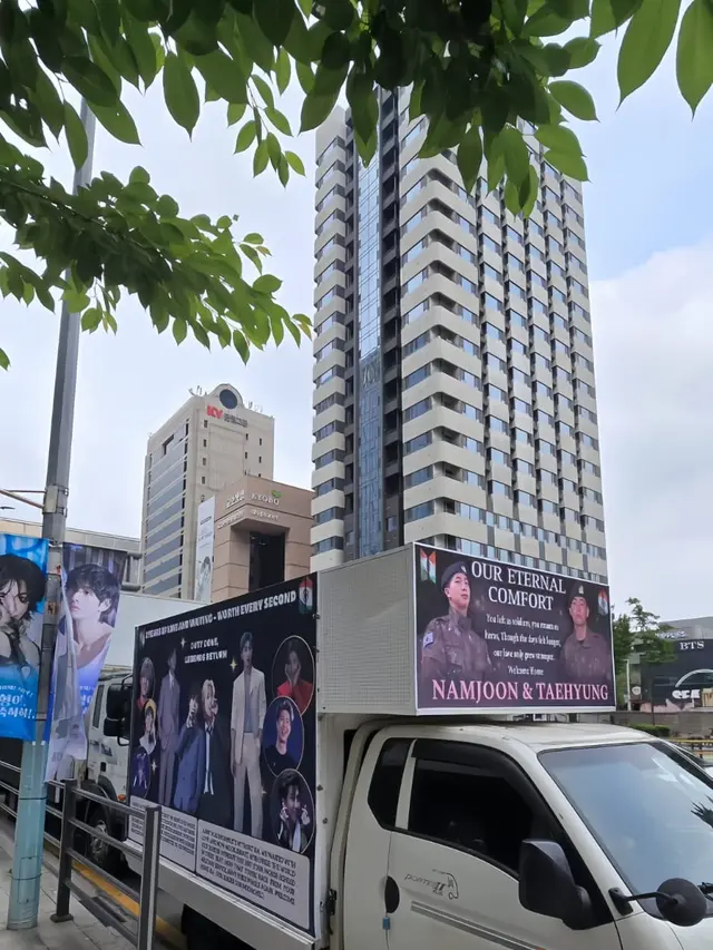 Fans BTS Menyambut RM dan V