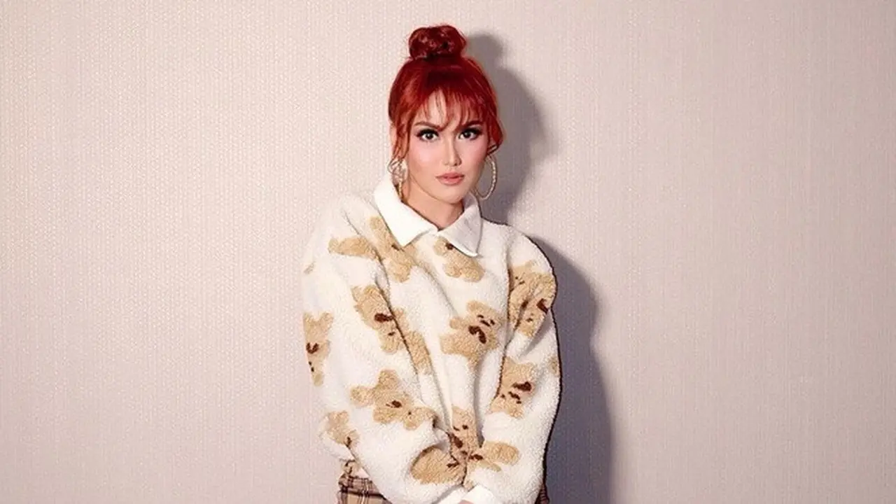 7 Gaya OOTD Ayu Ting Ting yang Curi Perhatian, Bak Idol K-Pop