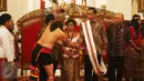 Salah satu anggota Aliansi Masyarakat Adat Nusatara bersalaman dengan Presiden Joko Widodo di Istana Negara, Jakarta, Rabu (22/3). Dalam pertemuan tersebut dibahas persoalan tanah adat. (Liputan6.com/Angga Yuniar)