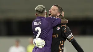 Kiper Fiorentina, David De Gea (kanan) merayakan kemenangan tim bersama rekannya, Dodo pada laga lanjutan Liga Italia 2024/2025 melawan AC Milan di Artemio Franchi Stadium, Florence, Italia, Senin (07/10/2024) dini hari WIB. (AP Photo/LaPresse/Massimo Paolone)