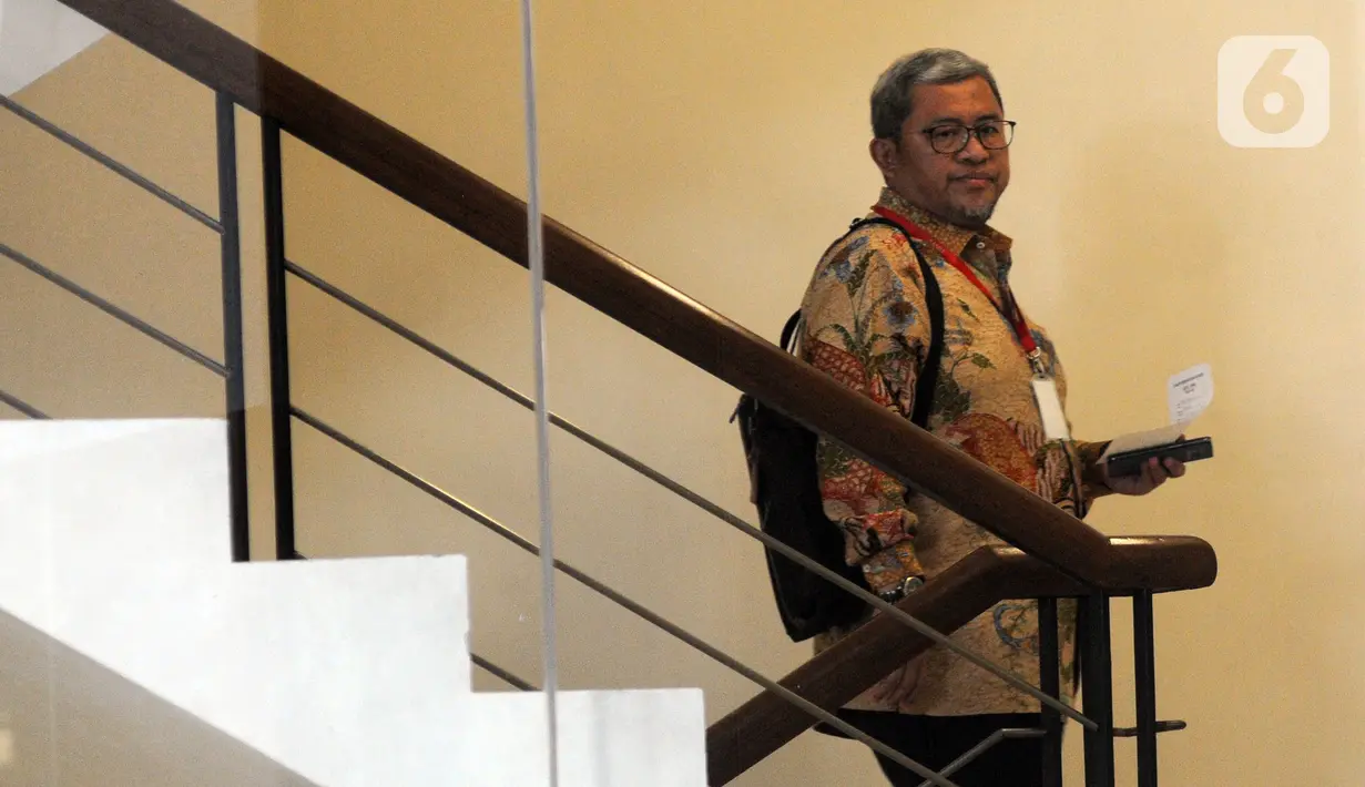 Mantan Gubernur Jawa Barat Ahmad Heryawan (Aher) bersiap menjalani pemeriksaan penyidik di Gedung KPK, Jakarta, Jumat (4/10/2019). Aher diperiksa sebagai saksi terkait dugaan suap kasus pemberian izin proyek Meikarta di Kabupaten Bekasi. (merdeka.com/Dwi Narwoko)