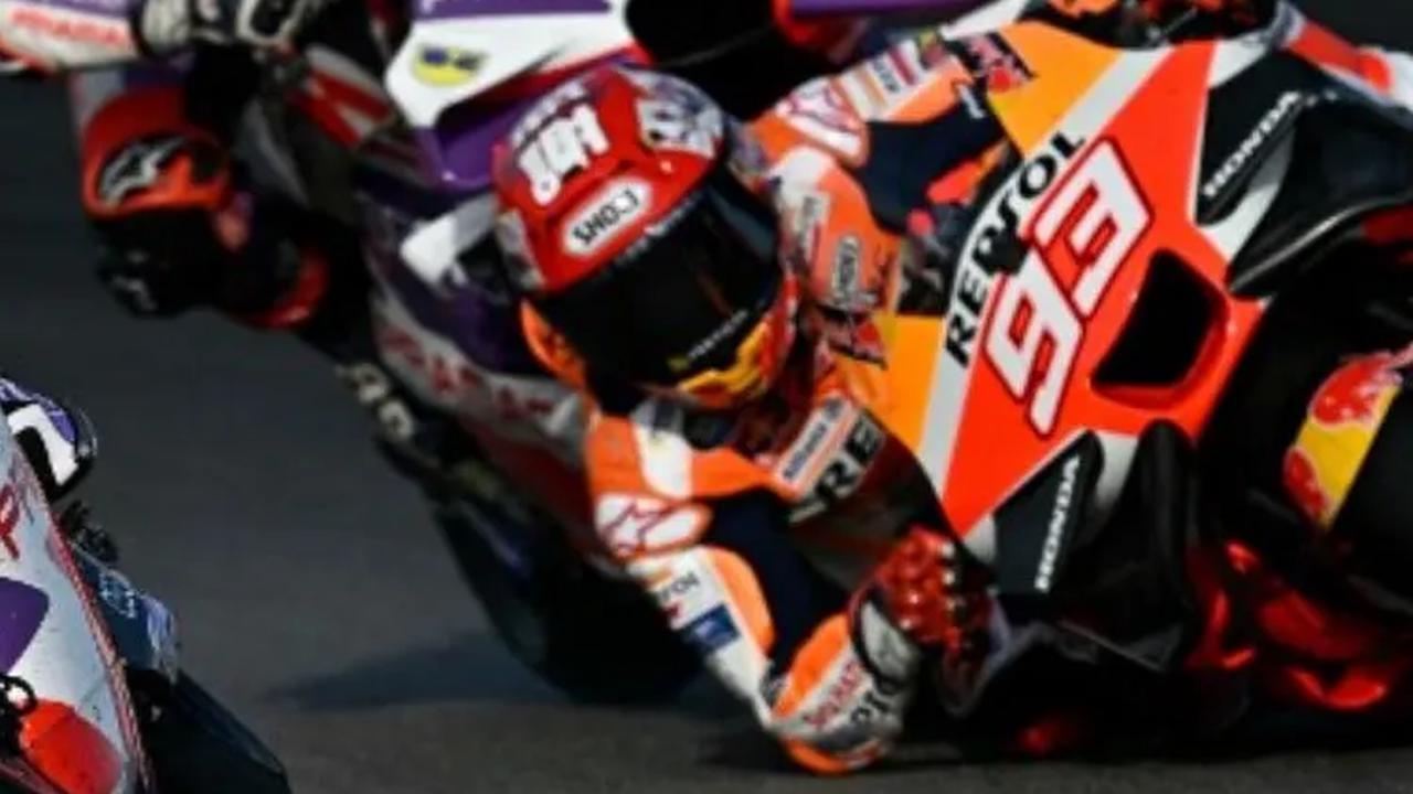 Sebelum senggolan, pembalap Pramac Racing, Jorge Martin (kiri) tampak mendekat dan ingin mendahului Marc Marquez dari posisi kiri di tikungan.