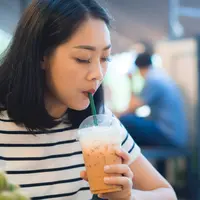 Minum es kopi/copyright shutterstock By Rachata Teyparsit