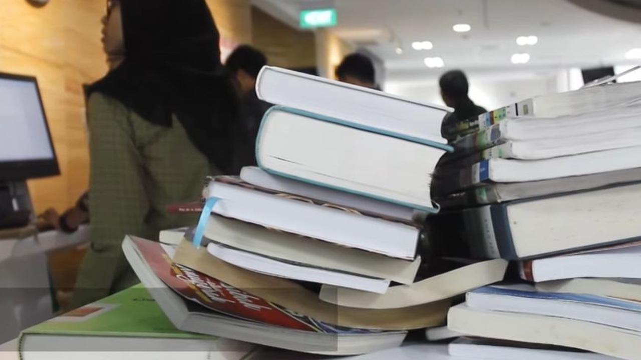 Setiap hari, puluhan sampai ratusan pengunjung memadati Gedung Perpustakaan Nasional untuk mencari buku lawas, referensi jurnal sampai menyelesaikan tugas maupun skripsi.