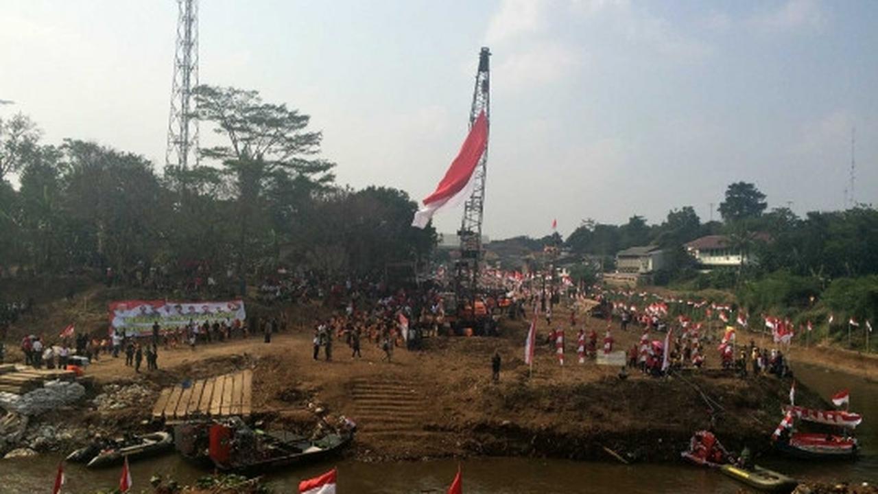 Lomba panjat pinang meriahkan Pesta Rakyat di Ciliwung