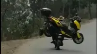 Sebuah video yang memperlihatkan motor lawas tengah mengangkut skuter matik (skutik) bermesin 250cc, Yamaha XMAX viral di media sosial. (@maxsocietyindonesia.id).