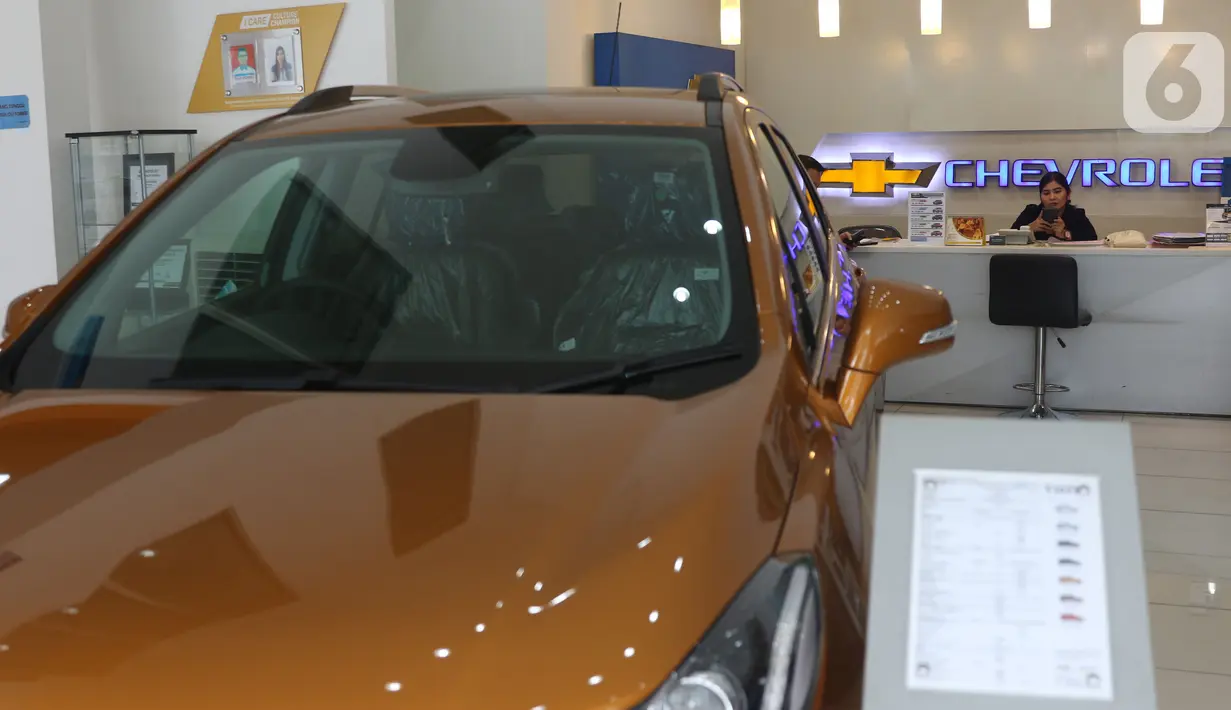 Pegawai menunggu pembeli di show room penjualan mobil Chevrolet, Jakarta, Rabu (30/10/2019). General Motors (GM) akan menghentikan penjualan Chevrolet di pasar domestik Indonesia pada akhir Maret 2020. (Liputan6.com/Angga Yuniar)