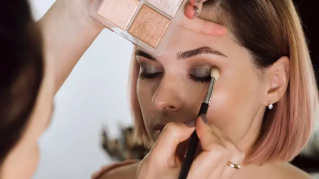 Ingin Tampilan Mata yang Lebih Soft? Berikut Tips Menggunakan Eyeshadow sebagai Eyeliner