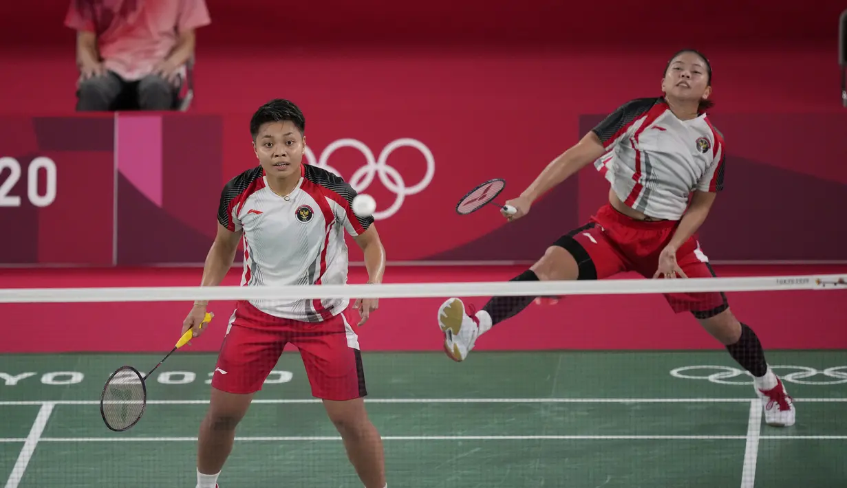 Ganda putri Indonesia Greysia Polii dan Rahayu Apriani melawan Yuki Fukushima dan Sayaka Hirota dari Jepang pada penyisihan Grup A cabang bulu tangkis Olimpiade Tokyo 2020 di Musashino Forest Sports Plaza, Selasa (27/7/2021). Greysia / Apriyani menang 24-22, 13-21, dan 21-8. (AP/Dita Alangkara)