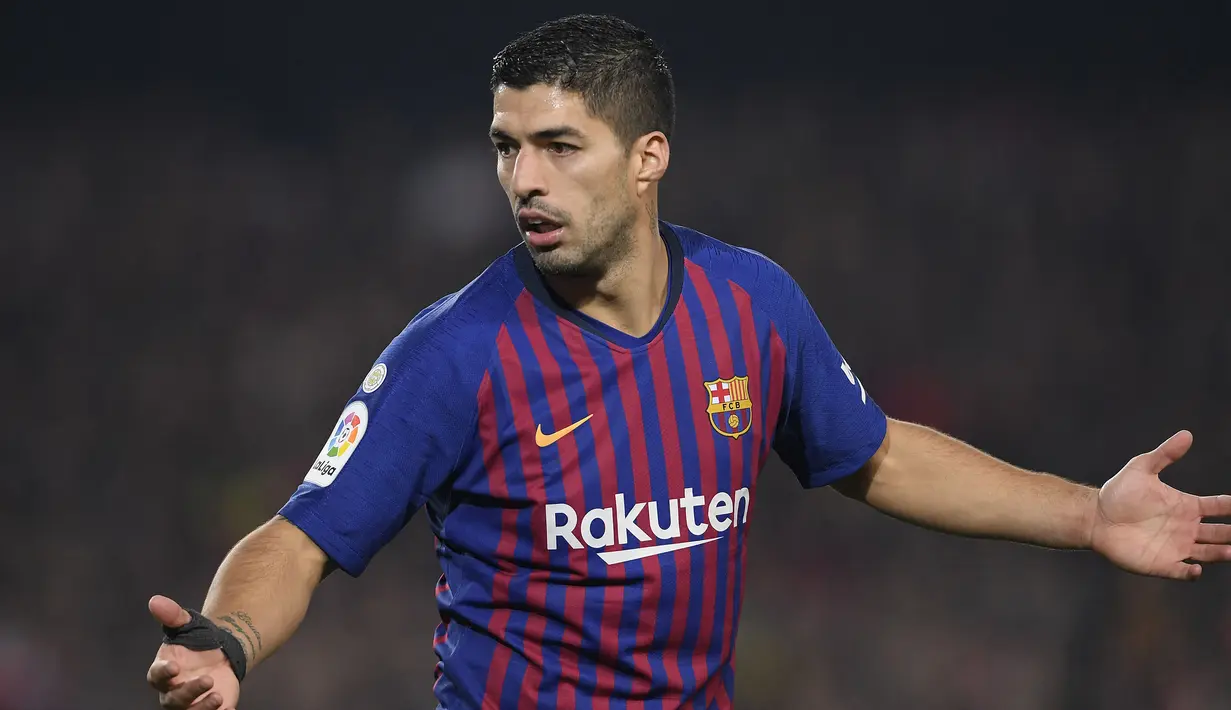 Luis Suarez meninggalkan Barcelona pada 2020 saat era Ronald Koeman. Suarez diberi tahu lewat telepon yang berlangsung hanya 40 detik, bahwa dirinya tak lagi memiliki masa depan di Barca. Ia akhirnya memutuskan untuk ke Atletico Madrid dan menjadi top skor Liga Spanyol. (AFP/Lluis Gene)