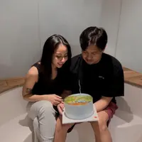 Mantan artis cilik Joshua Suherman mendapat kejutan ultah dari istri tercinta. Jumat (3/11/2023) penyanyi dan pemeran itu genap berusia 31 tahun. Berikut potret kejutan ultah Joshua dengan kue spesial. [Instagram/clairineclay]