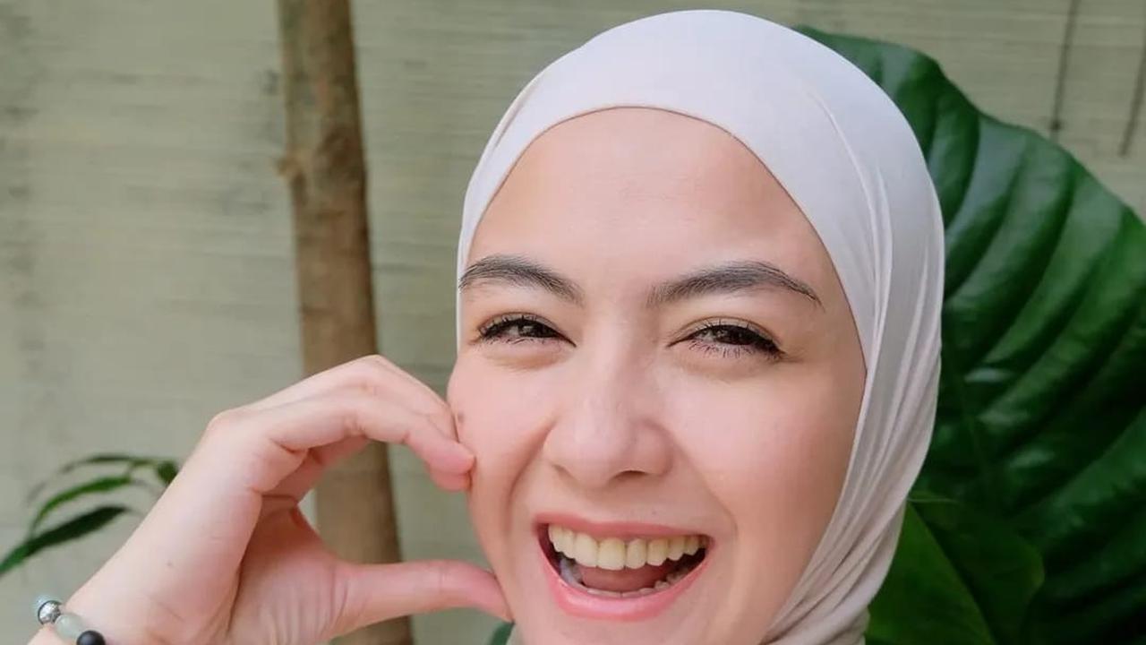5 Foto Selfie Revalina S Temat saat Nunggu Buka, Cantiknya Terus Terusan