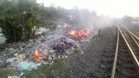 Ancaman Mengerikan dari Bakar Sampah Dekat Rel Kereta Api