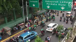 Pedagang kaki lima (PKL) dan ojek online memadati kawasan Stasiun Palmerah, Jakarta, Kamis (6/12). Keadaan ini mengganggu arus lalu lintas dan pejalan kaki. (Liputan6.com/Immanuel Antonius)