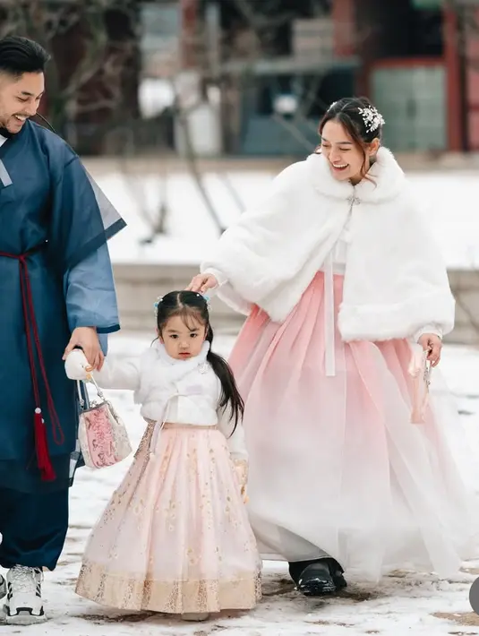 Penampilannya pun semakin lengkap dengan hiasan di kepalanya. Keduanya membawa tas pink model klasik.[@sitibadriahh]